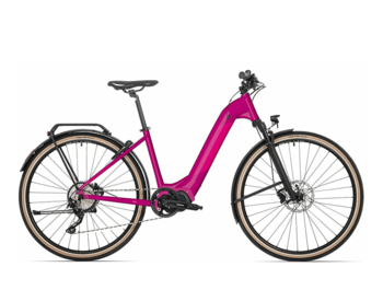 Ein supergeladenes Damen-Touren-E-Bike mit Cross Fun Geometrie und MONO-Rahmen für leichtes Einsteigen. Ausgestattet mit einem hochwertigen Shimano-Motor, einer langlebigen Batterie und einer kompletten Tourenausrüstung. Er bietet ein angenehmes, aber kraftvolles Fahrgefühl.  VORBESTELLEN. Profitieren Sie von einem Einkauf mit einem Warenbonus! Voraussichtliche Verfügbarkeit: Juni 2022.